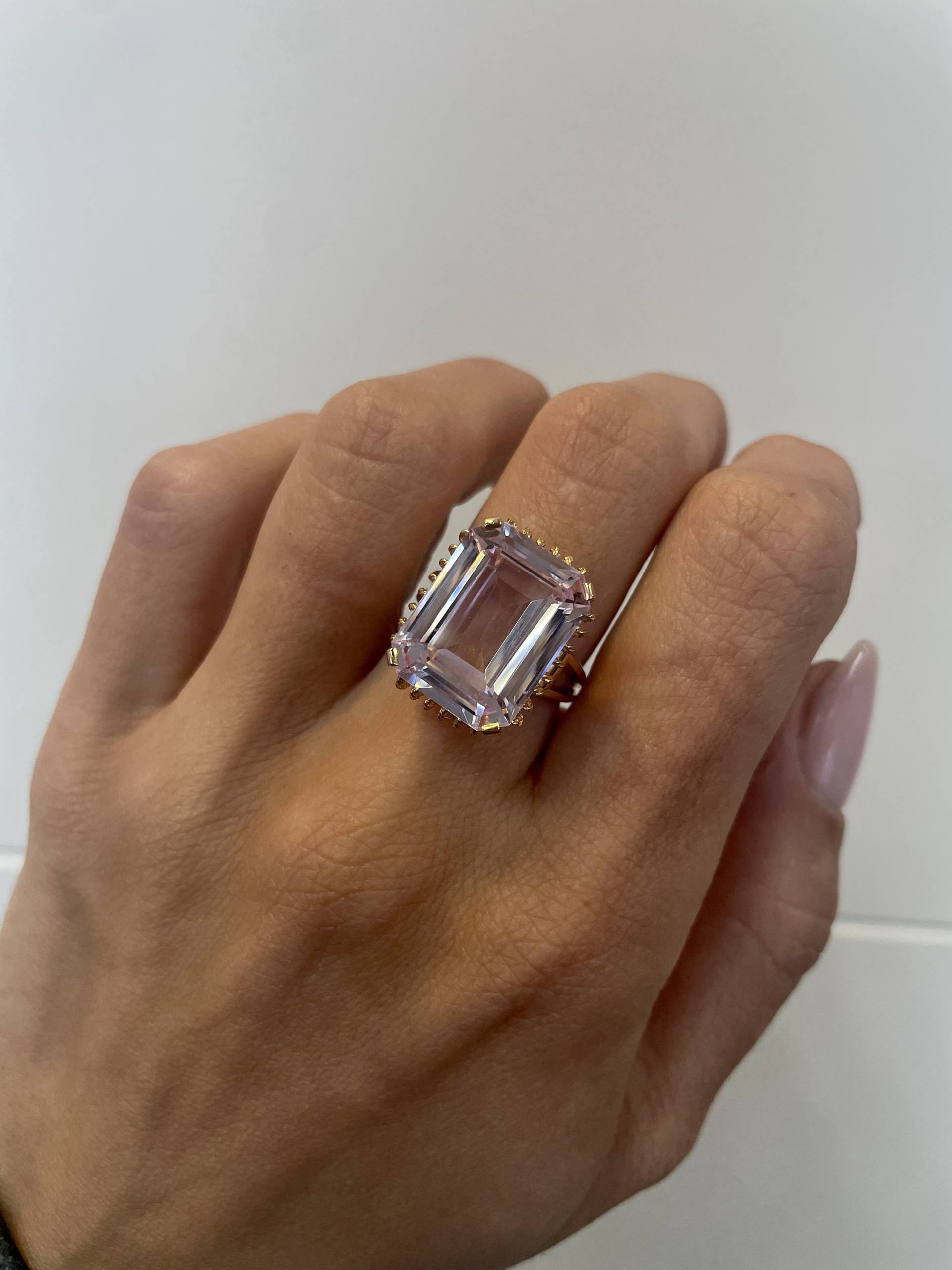 Rosafarbener Edelstein-Cocktailring, 16, 23 Ct Smaragdform, Lab-Rosa-Spinell, 14 Karat Roségold, Nachlassschmuck, Lab-Rosa-Spinell-Ring von NolaJewelryShop