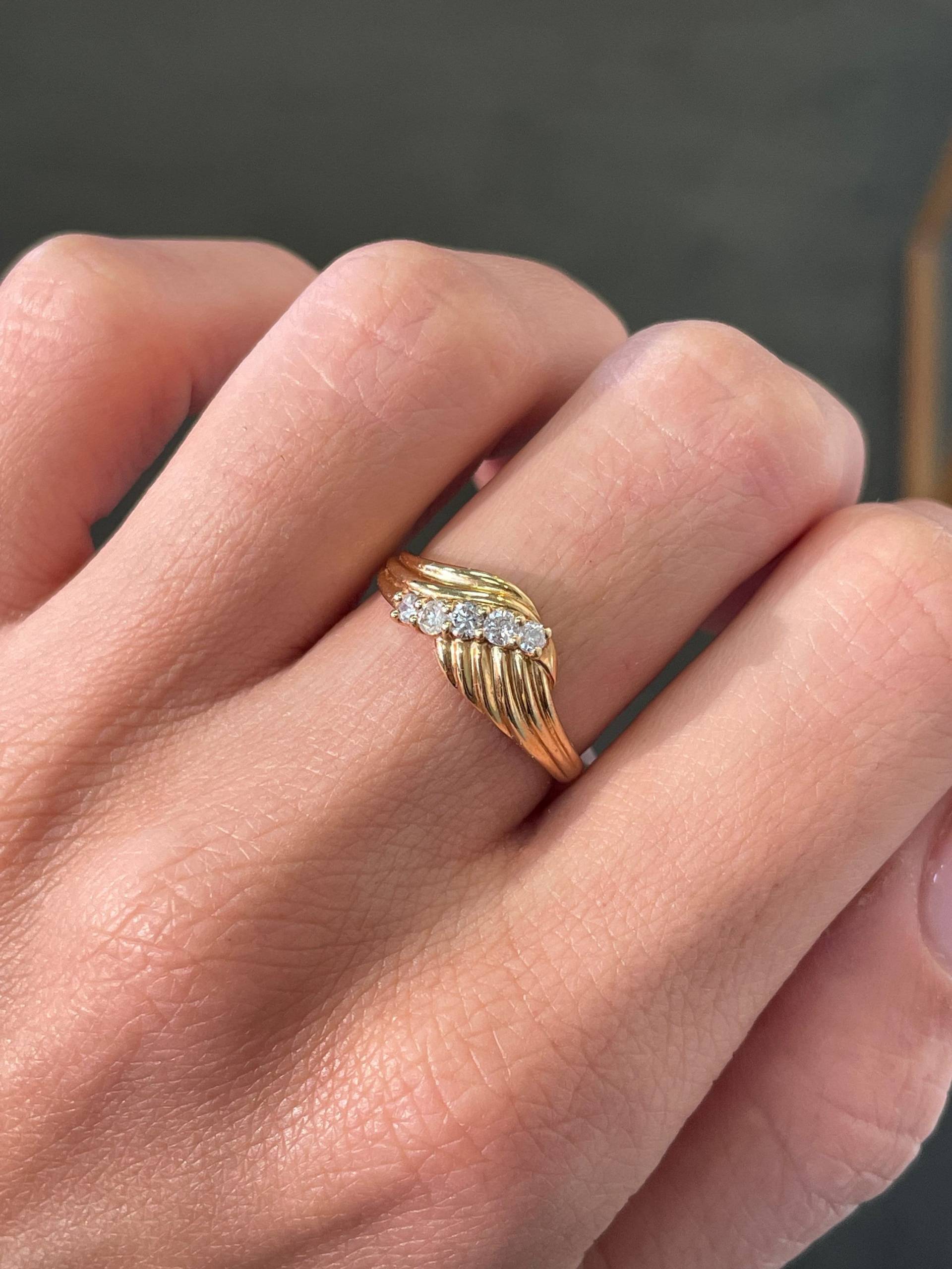 Vintage Goldring, 0.15Ct Naturdiamant, 18 Karat Gelbgold, Nachlass Schmuck, Handgemachter Ring, Brautjungfer Geschenk, Zierlicher Versprechensring von NolaJewelryShop