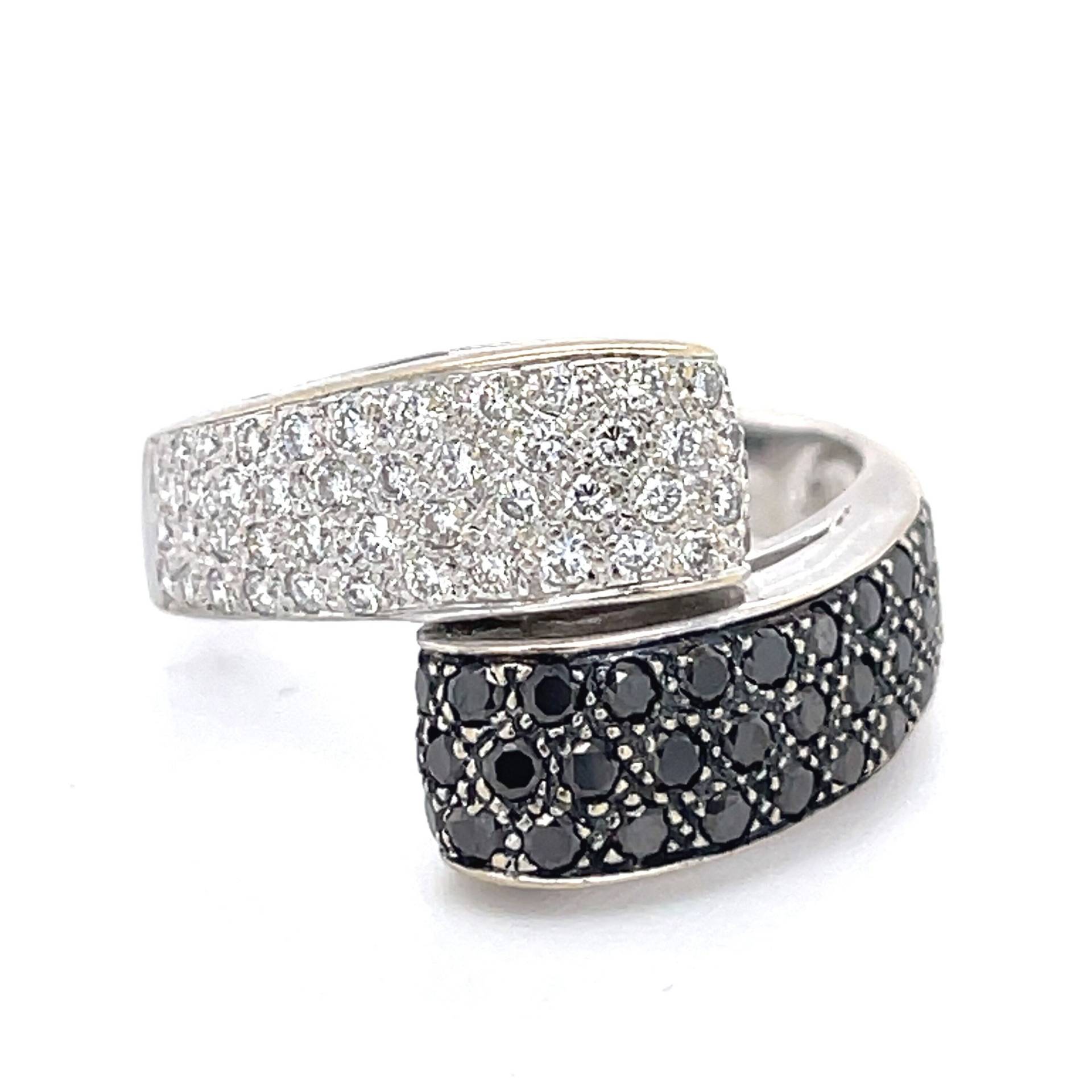 Vintage Ring Mit Schwarzem Und Weißem Diamant, Nachlass Schmuck, 1Ct Diamantring, 14 Karat Weißgold, Unikat, Cluster Ring, Schwarzer Diamantring Vintage Ring Mit Schwarzem Und Weißem Diamant, Nachlass Schmuck, 1Ct Diamantring, 14 Karat Weißgold, Unikat, Cluster Ring, Schwarzer Diamantring von NolaJewelryShop