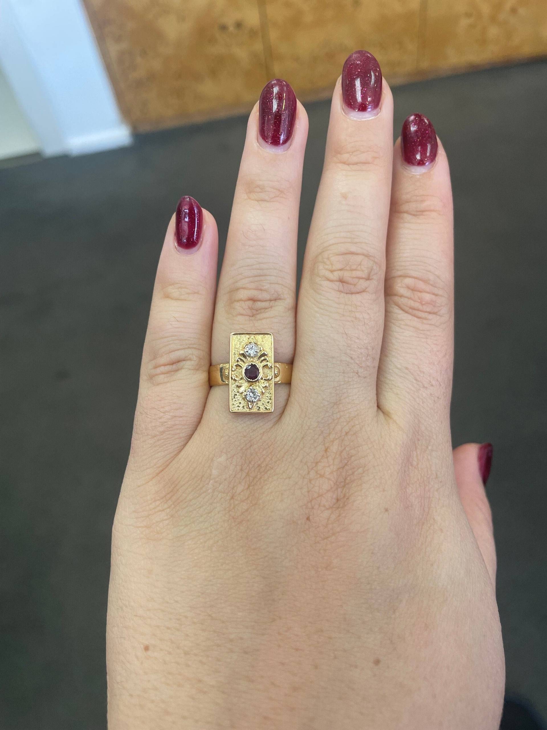 Vintage Rubin Ring, 0.15Ct 750Er Gelbgold, Edwardian Unisex Bar Schmuck, Ring von NolaJewelryShop