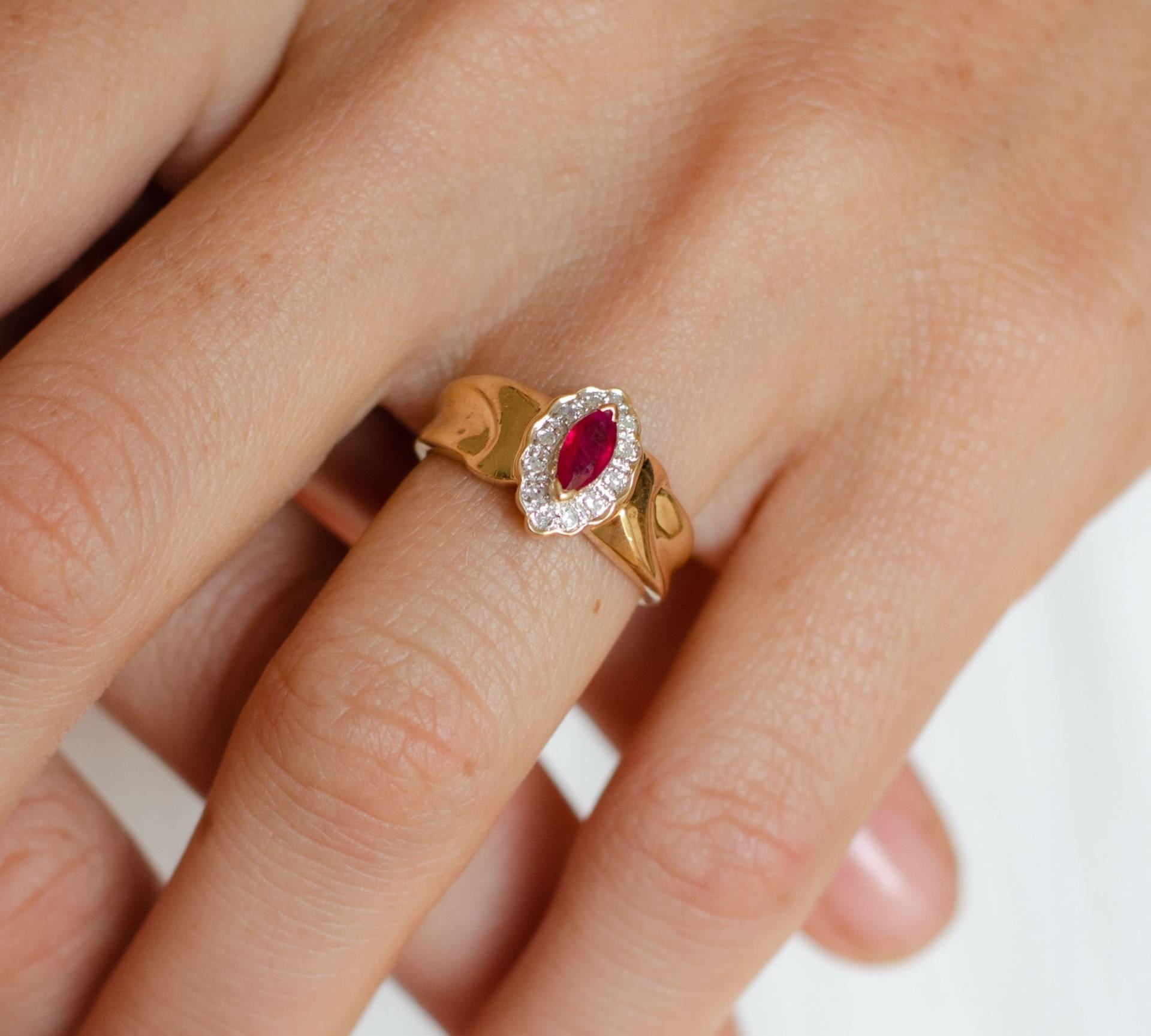 Vintage Rubin Ring, 0.3Ct Marquise 14K Gelbgold, Nachlass Schmuck, Rosa Navette Einzigartiges Schmuck Geschenk von NolaJewelryShop