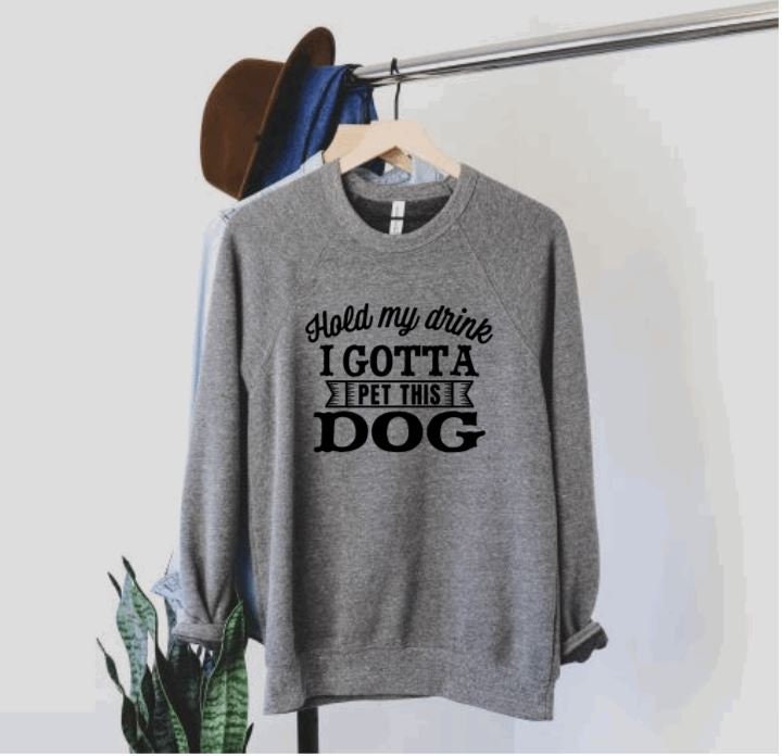 Hold My Drink I Gotta Pet This Dog | Hunde-Mama Top Hundemama Pullover Geschenk Für Hund Papa Hundepullover Hundeliebhaber Geschenke von NoliaDesignsCo