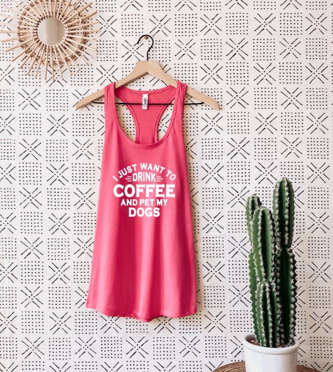 I Just Want To Drink Coffee & Pet My Dogs, Tank Tops Für Frauen, Lustiges Shirt, Sassy Tank, Gym Damen Top, Sarkastisch, Yoga, Boho von NoliaDesignsCo