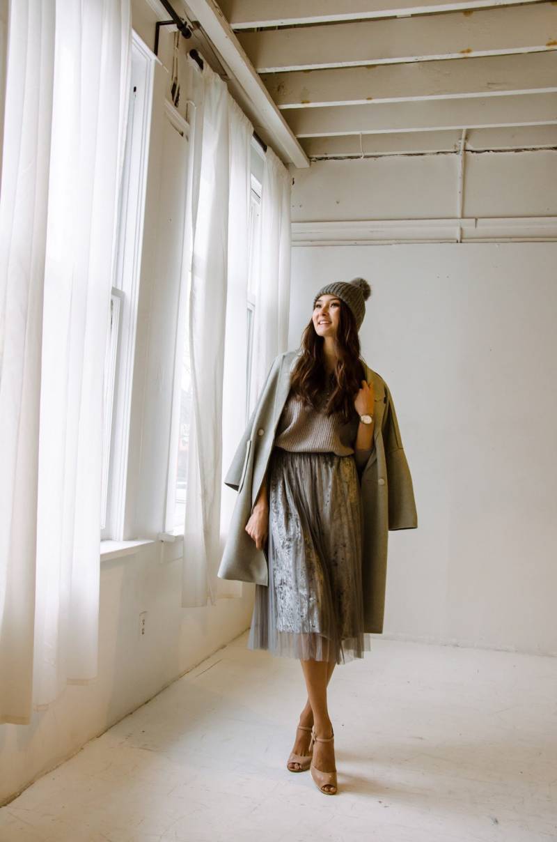 Grauer Pullover/ Rock/ Samtrock/ Coord/ 2020 Trend von NomaDesignGroup