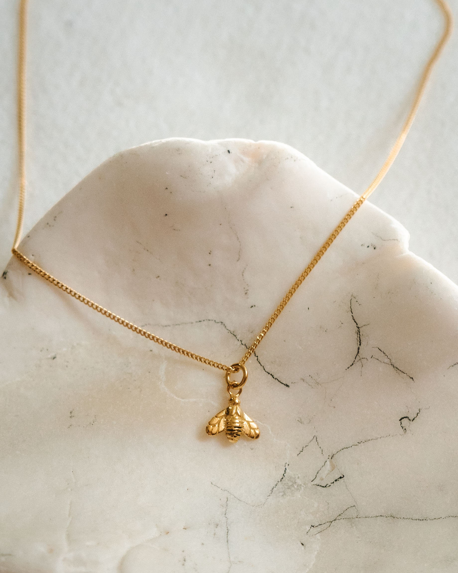 Gold Biene Halskette, Honig Kleine Zierliche Hummel, Anhänger Weihnachtsgeschenk Für Sie von NomadNextdoorEurope