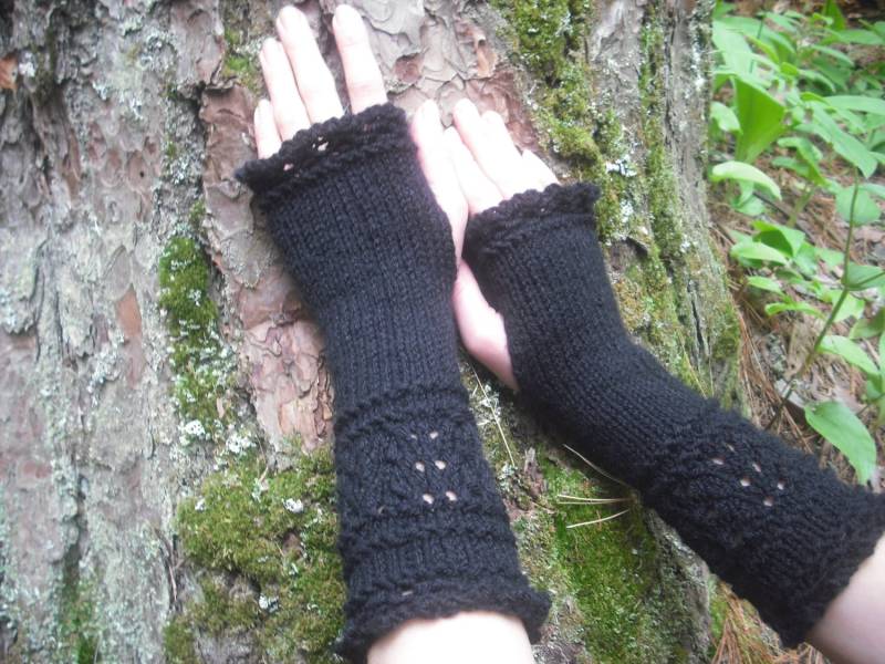 Handgestrickte Schwarze Fingerlose Handschuhe Wolle-Mohair-Mischung Pulswärmer von NomadicKnits