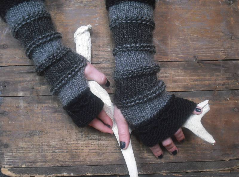 Handgestrickte Wolle Armstulpen Gestreifte Gothic Armstulpen von NomadicKnits