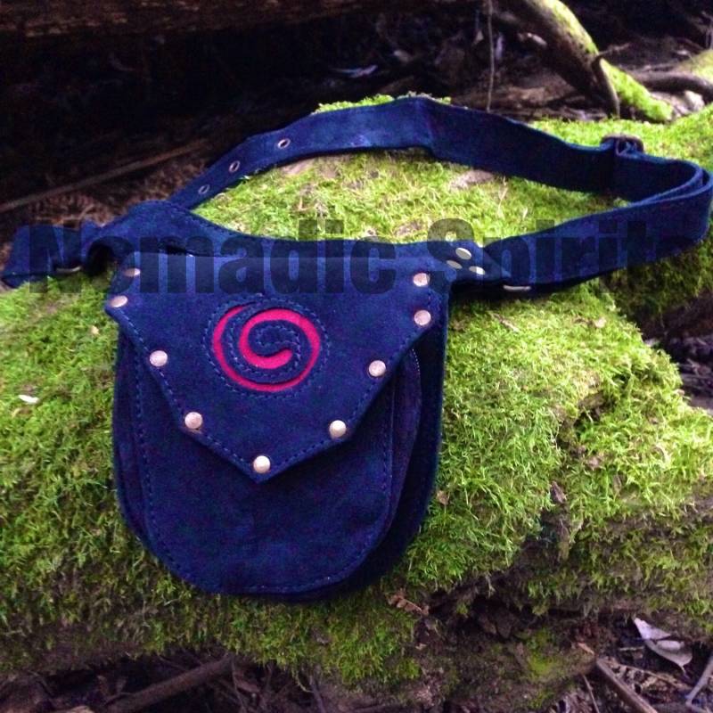 3 Taschen Wildleder Verstellbar Festival Hüftgürtel Psytrance Hippie Burning Man Pixie. Schwarz Mit Roter Spirale von Nomadicspirits