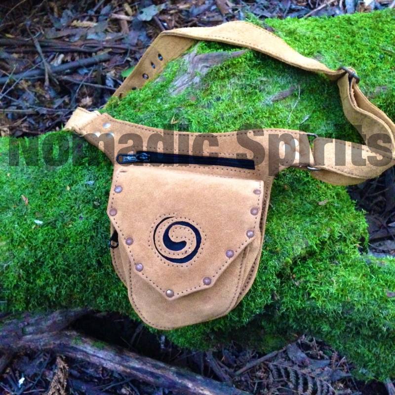 3 Taschen Wildleder Verstellbar Festival Hüftgürtel Psytrance Hippie Burning Man Pixie. Tan Mit Gelber Spirale von Nomadicspirits