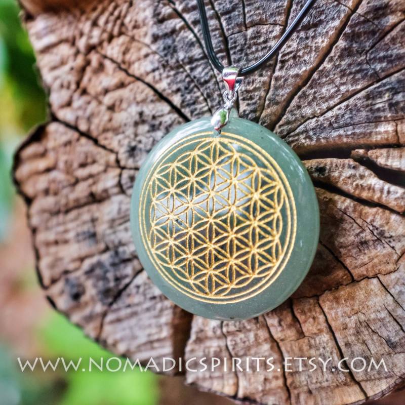 Grüner Aventurin Blume Des Lebens Stein Anhänger Mit Verstellbarer Schwarzer Kordel von Nomadicspirits