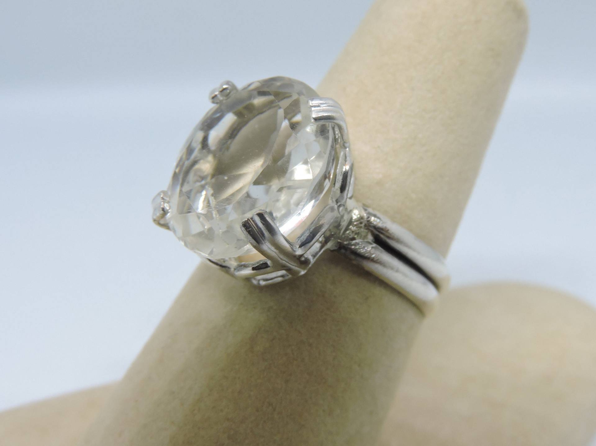 Außergewöhnlicher Quarz Solitär Prinzessinnen Ring Außergewöhnlicher Quarz Solitär Prinzessinnen Ring von NomarZinidStudio