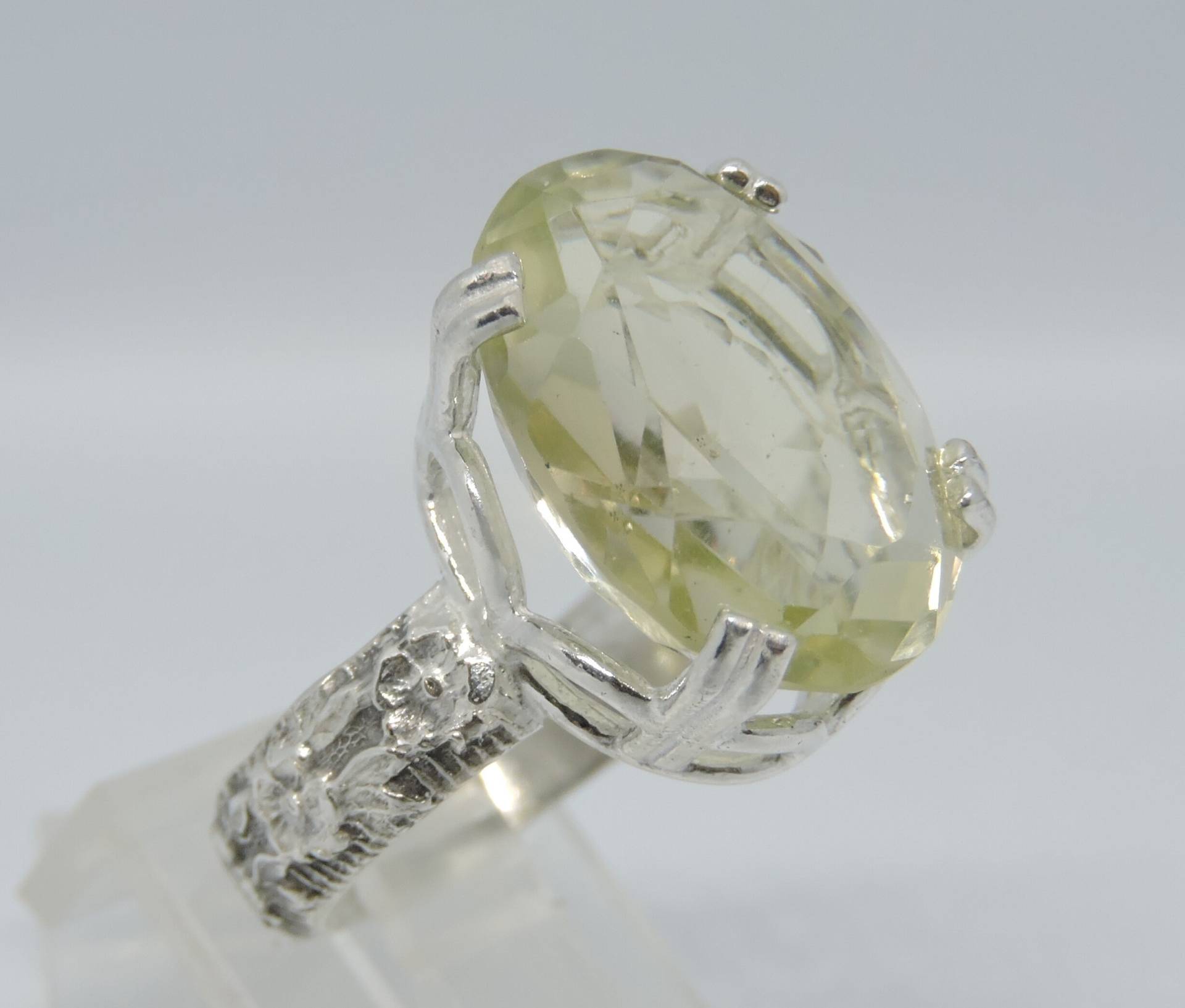 Erstaunliche Quarz Solitär Ring Erstaunliche Quarz Solitär Ring von NomarZinidStudio