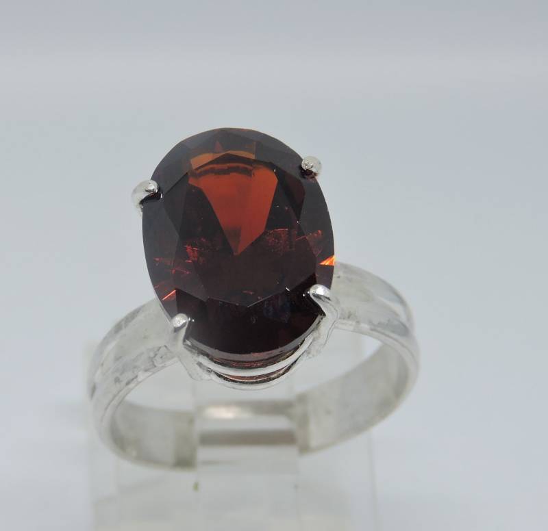 Granat Lc Solitär Ring Granat Lc Solitär Ring von NomarZinidStudio