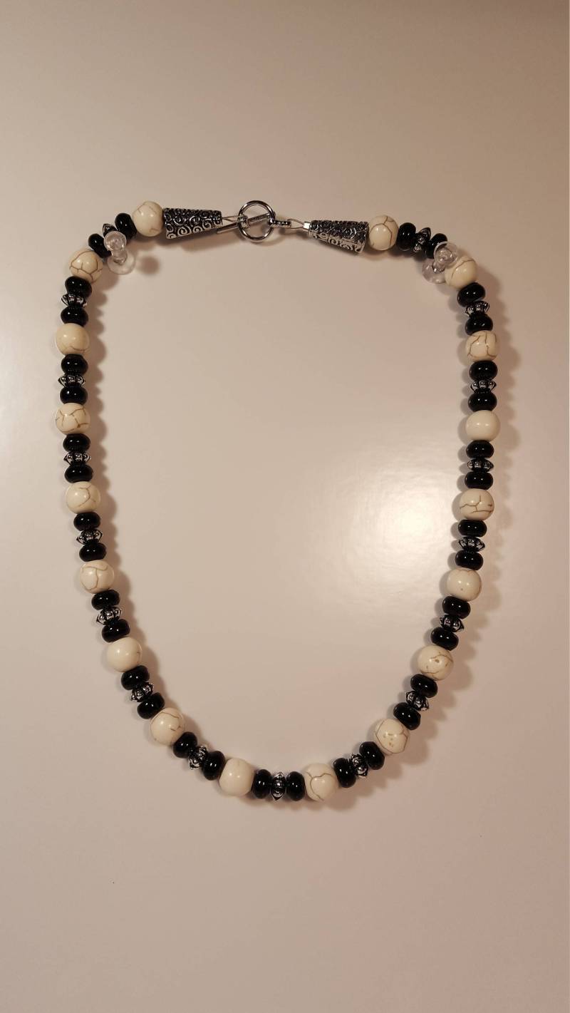 Halskette Mit Weißen Türkis Und Schwarzen Achat Perlen Halskette Mit Weißen Türkis Und Schwarzen Achat Perlen von NomarZinidStudio