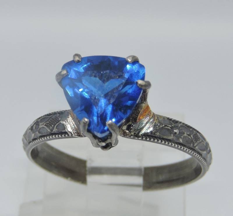 Kissen Lc Blau Schweizer Topas Ring Kissen Lc Blau Schweizer Topas Ring von NomarZinidStudio