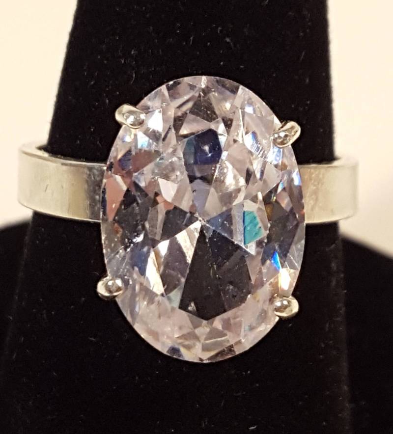 Labor Erstellt Saphir Solitär Ring - Klar Labor Erstellt Saphir Solitär Ring - Klar von NomarZinidStudio