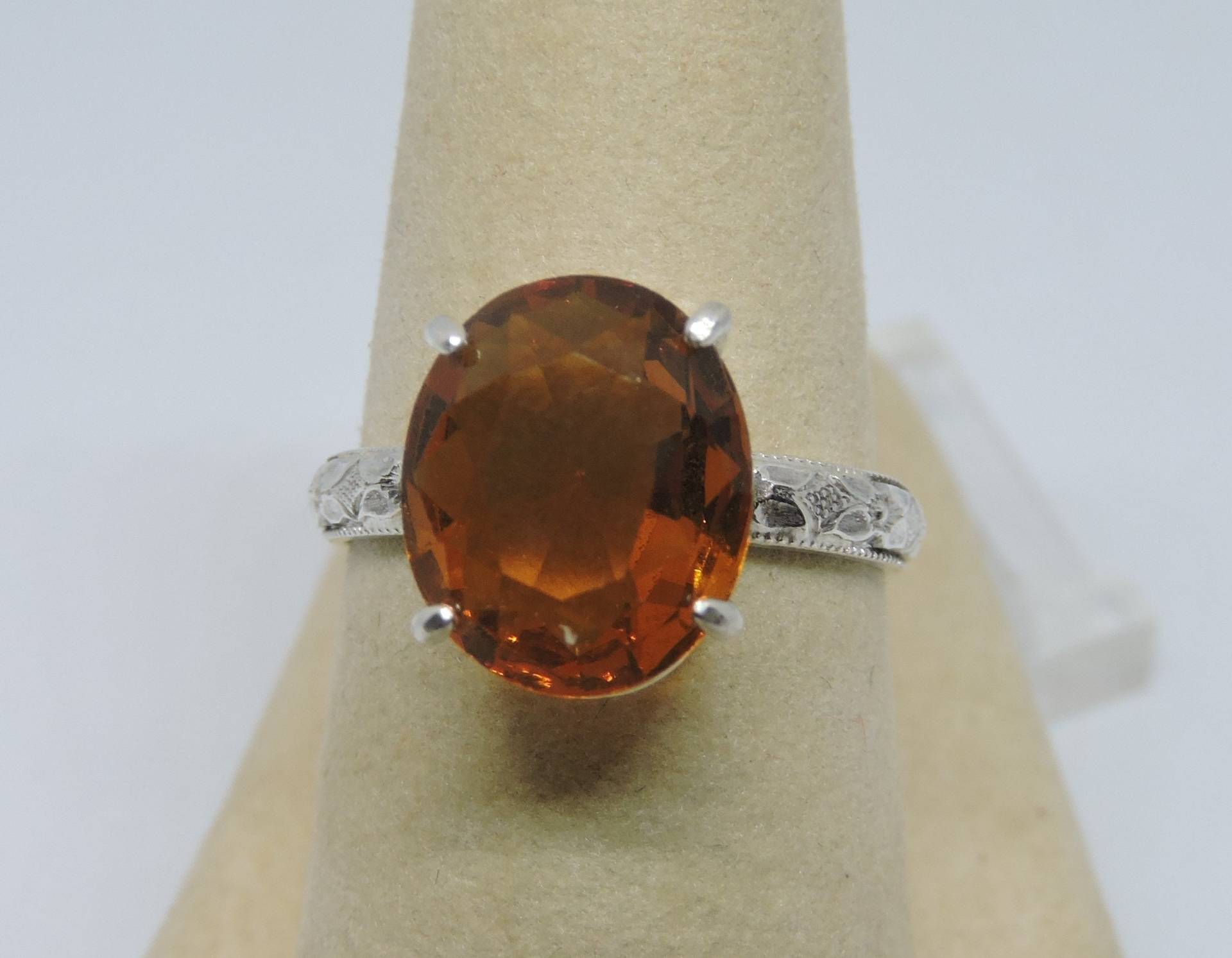 Lc Citrine Solitär Ring Mit Ovalen Stein Lc Citrine Solitär Ring Mit Ovalen Stein von NomarZinidStudio