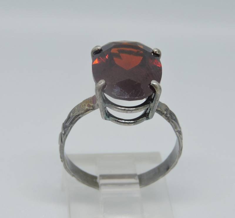 Roter Lc Saphir Solitär Ring Roter Lc Saphir Solitär Ring von NomarZinidStudio