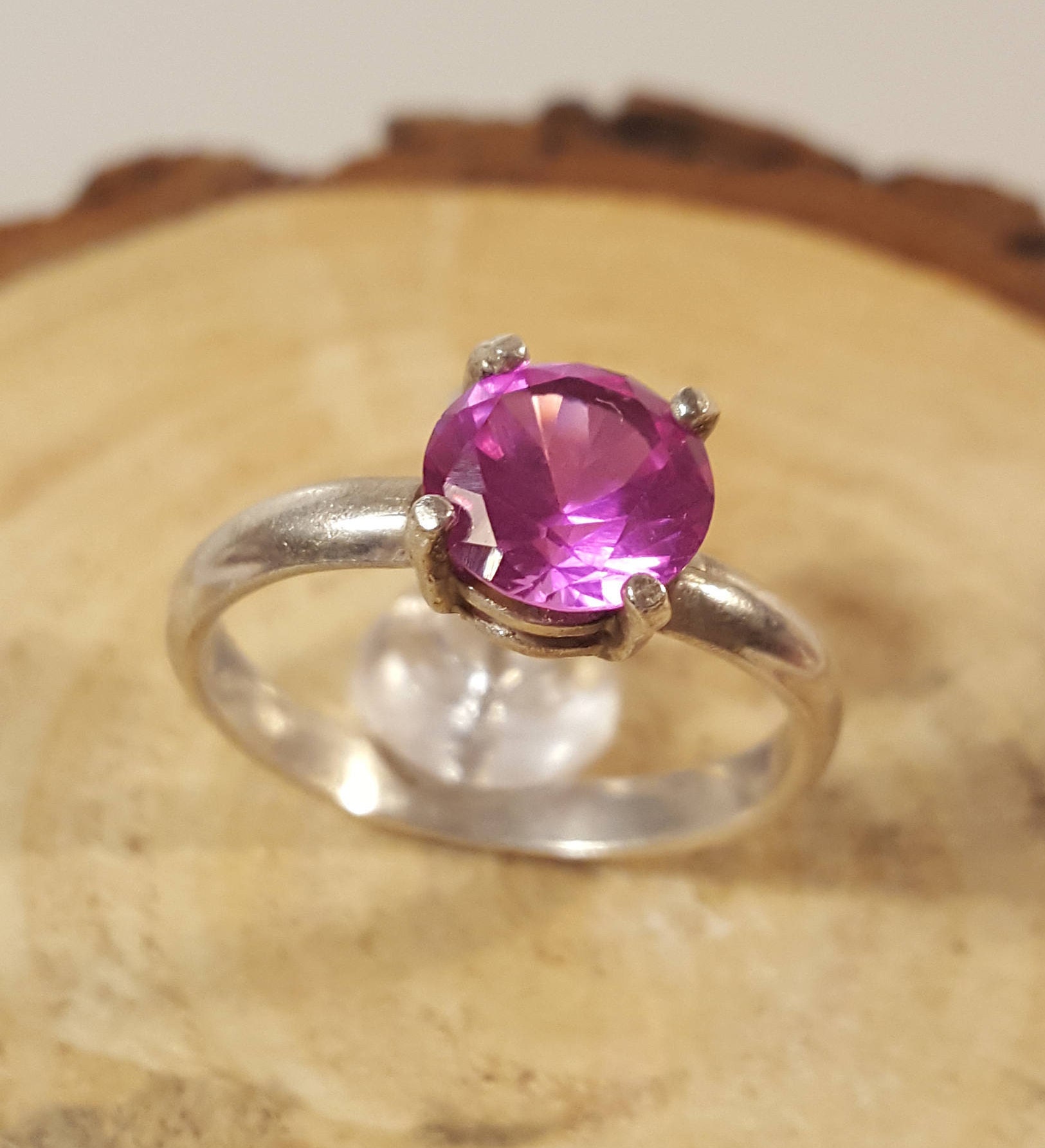 Saphir Tief Rosa Stein in Silber, Größe 7.5 Saphir Tief Rosa Stein in Silber, Größe 7.5 von NomarZinidStudio