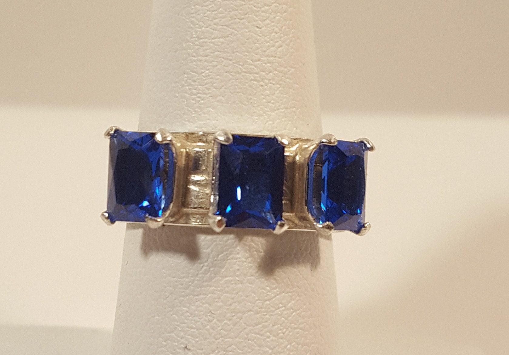 Schweizer Blau Topas Lc Smaragd Geschnitten Trio Ring, Größe 6, 5, Labor Erstellt Stein Blauer Silber 925 Ring Schweizer Blau Topas Lc Smaragd Geschnitten Trio Ring, Größe 6, 5, Labor Erstellt Stein Blauer Silber 925 Ring von NomarZinidStudio