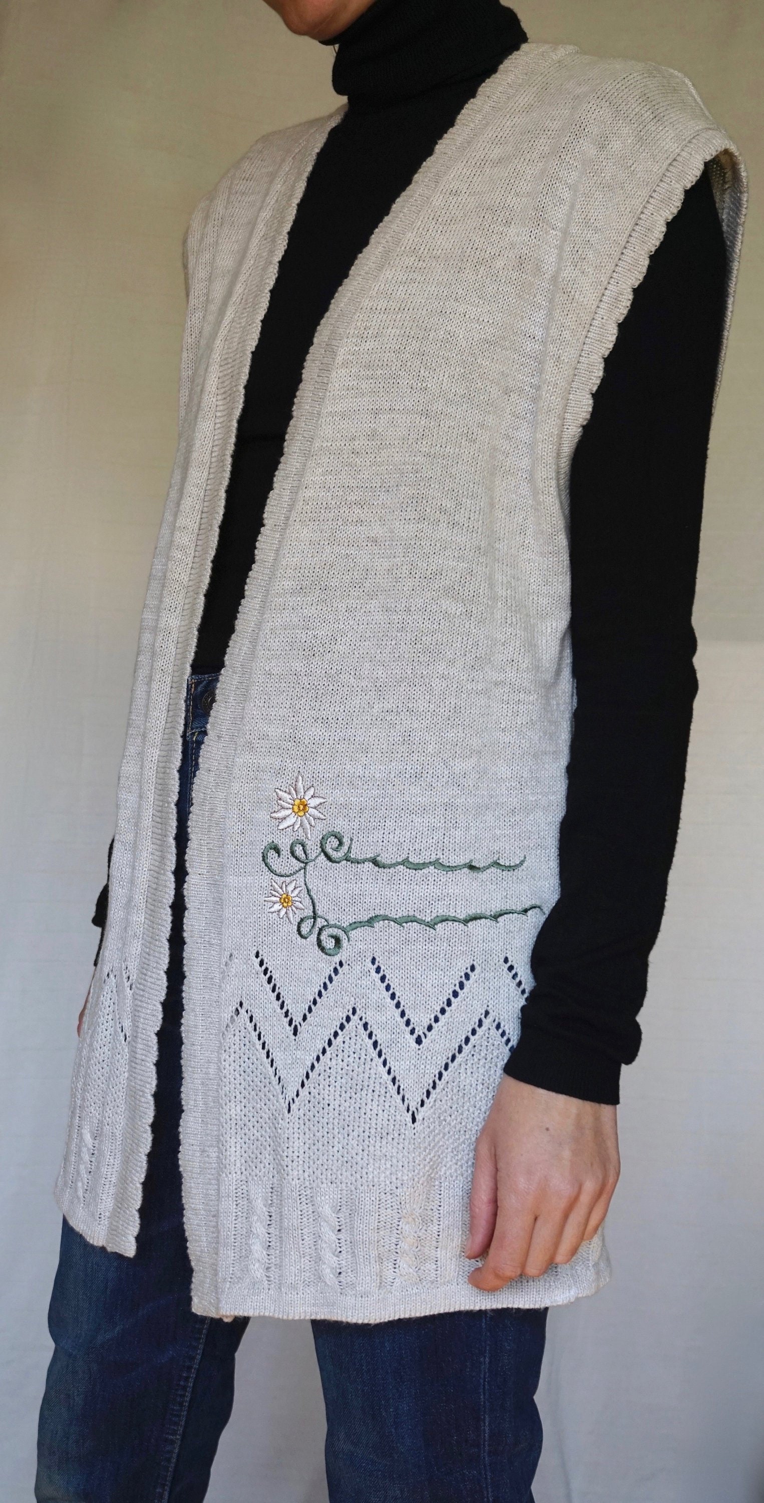 Vintage 70Er Jahre Hippie Weste, Wollweste, Bestickte Blumen, Größe M von NomassesVintage