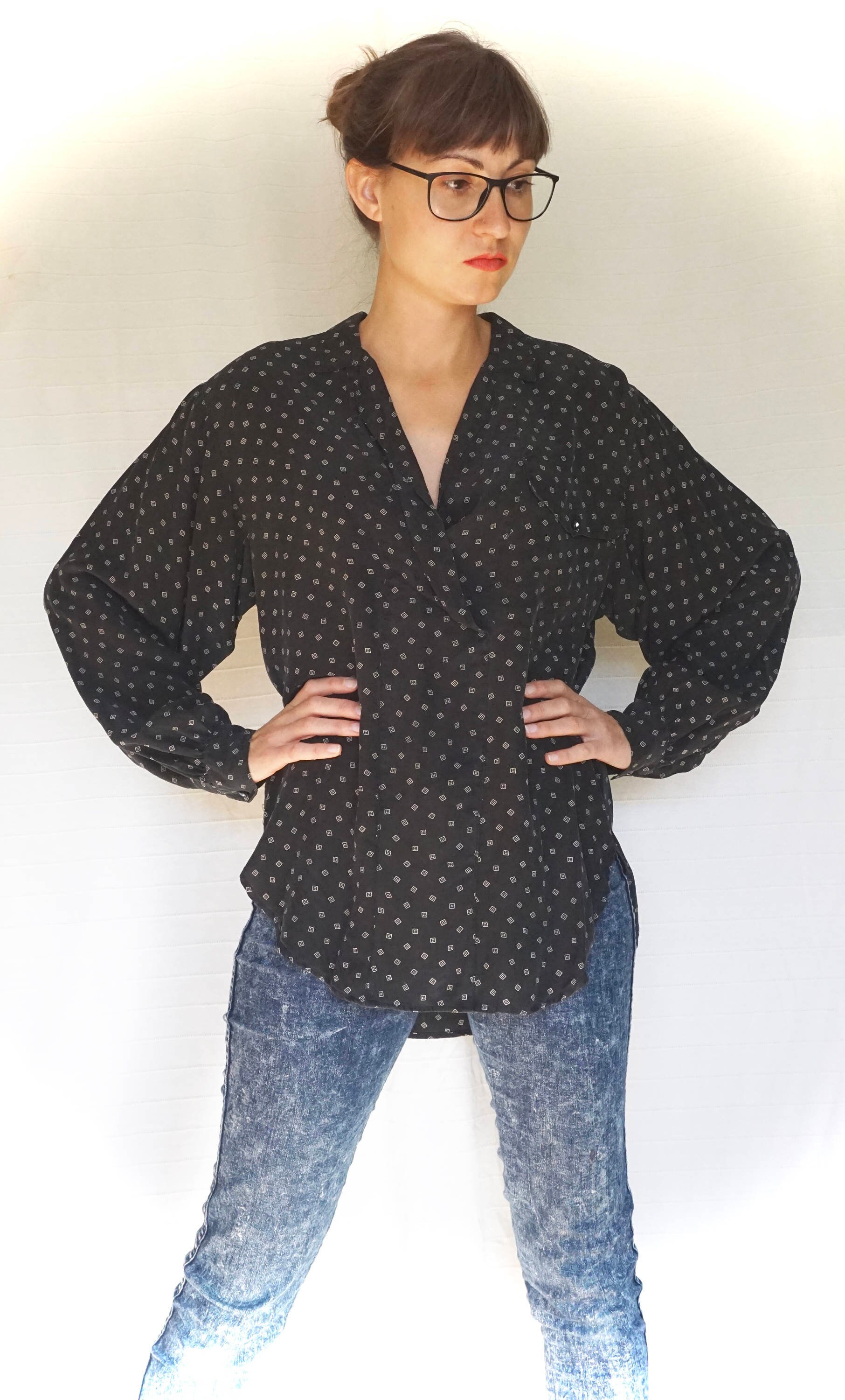 Vintage-Bluse Aus Den 90Ern//100 % Reine Seide//Größe S Oder M//Schwarz//Würfel Bedruckt von NomassesVintage