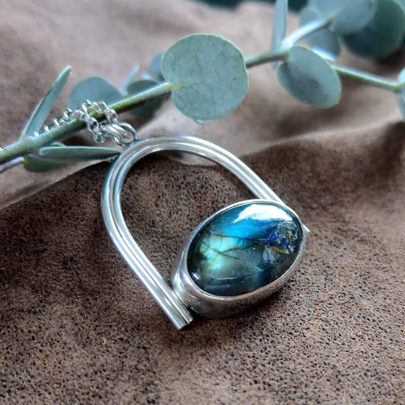 925 Silber Anhänger Mit Blauem Labradorit | Handgeschmiedeter Unikatschmuck Edelstein-Anhänger Herz-Rückseite Nomiartde 925 Silber Anhänger Mit Blauem Labradorit | Handgeschmiedeter Unikatschmuck Edelstein-Anhänger Herz-Rückseite Nomiartde von NomiArtDE