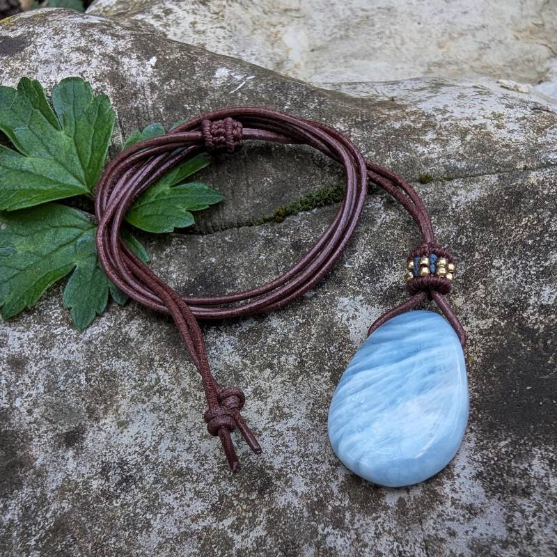 Aquamarin Tropfen Kette - Edelsteinanhänger Mit Ziegenlederband & Messingperlen | Handgemachter Naturschmuck Von Nomi-Art Aquamarin Tropfen Kette - Edelsteinanhänger Mit Ziegenlederband & Messingperlen | Handgemachter Naturschmuck Von Nomi-Art von NomiArtDE
