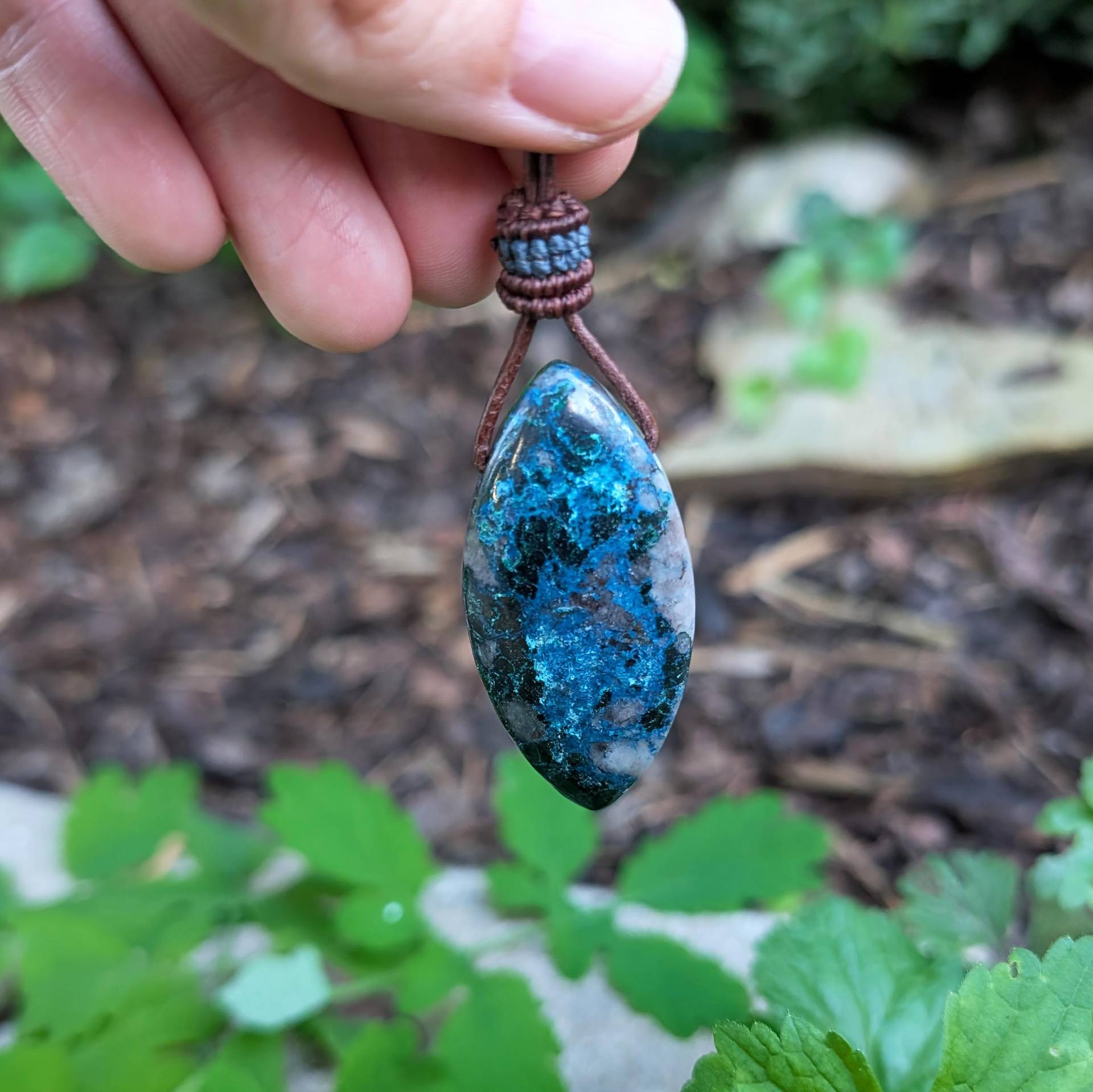 Azurit Malachit Kette - Edelsteinanhänger Mit Ziegenlederband & Messingperlen | Handgemachter Naturschmuck Von Nomi-Art Azurit Malachit Kette - Edelsteinanhänger Mit Ziegenlederband & Messingperlen | Handgemachter Naturschmuck Von Nomi-Art von NomiArtDE