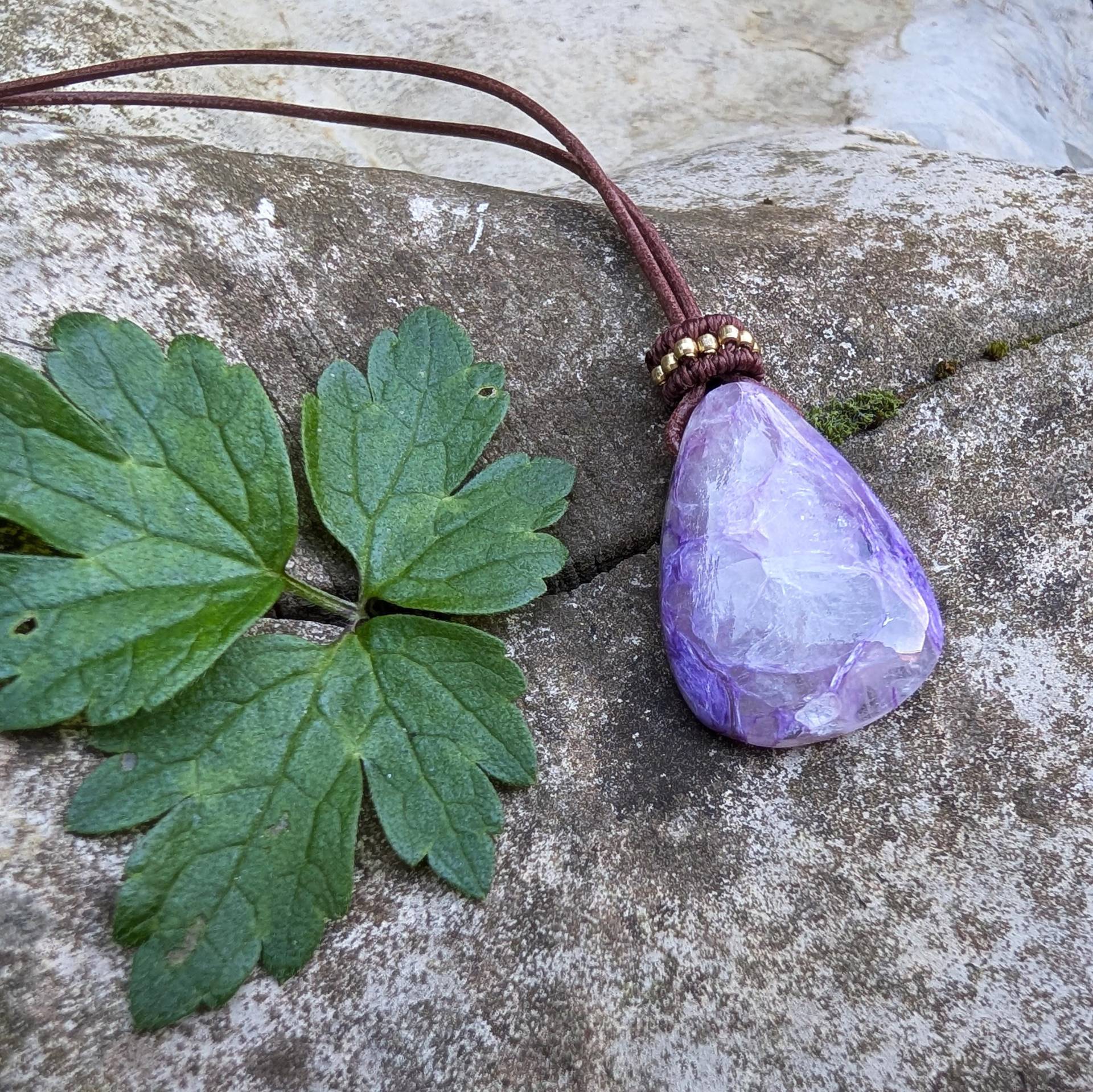 Charoit Anhänger Am Ziegenlederband - Handgemachte Edelstein Kette Mit Messingperlen, Boho Schmuck Unikat Charoit Anhänger Am Ziegenlederband - Handgemachte Edelstein Kette Mit Messingperlen, Boho Schmuck Unikat von NomiArtDE