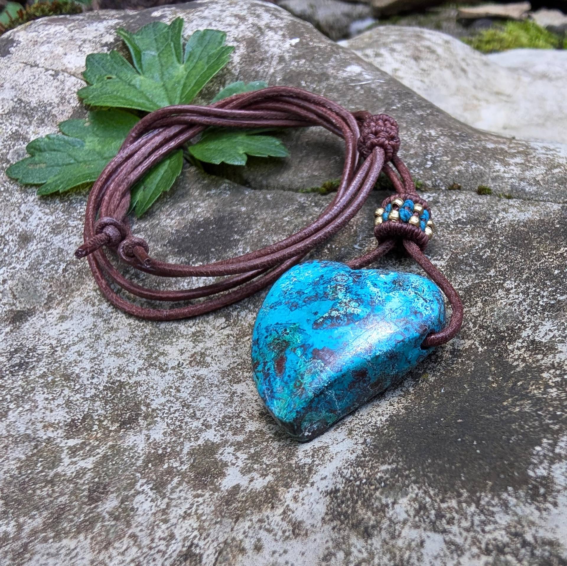 Chrysocoll Herz Kette - Edelsteinanhänger Mit Ziegenlederband & Messingperlen | Handgemachter Naturschmuck Von Nomi-Art Chrysocoll Herz Kette - Edelsteinanhänger Mit Ziegenlederband & Messingperlen | Handgemachter Naturschmuck Von Nomi-Art von NomiArtDE