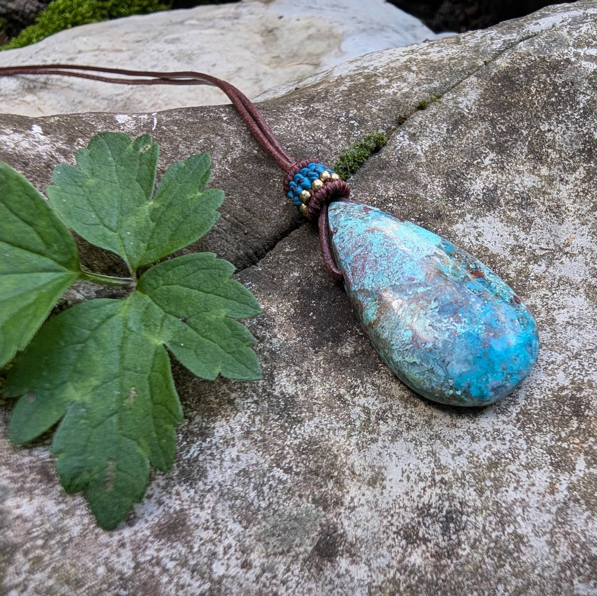 Chrysocoll Tropfen Kette - Edelsteinanhänger Mit Ziegenlederband & Messingperlen | Handgemachter Naturschmuck Von Nomi-Art Chrysocoll Tropfen Kette - Edelsteinanhänger Mit Ziegenlederband & Messingperlen | Handgemachter Naturschmuck Von Nomi-Art von NomiArtDE