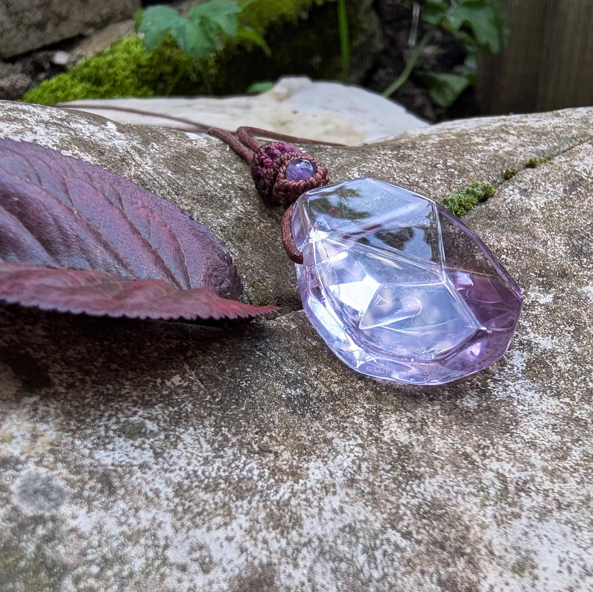 Facettierter Amethyst Anhänger - Edelstein Kette Mit Ziegenlederband & Messingperlen | Handgemachter Naturschmuck Von Nomi-Art Facettierter Amethyst Anhänger - Edelstein Kette Mit Ziegenlederband & Messingperlen | Handgemachter Naturschmuck Von Nomi-Art von NomiArtDE