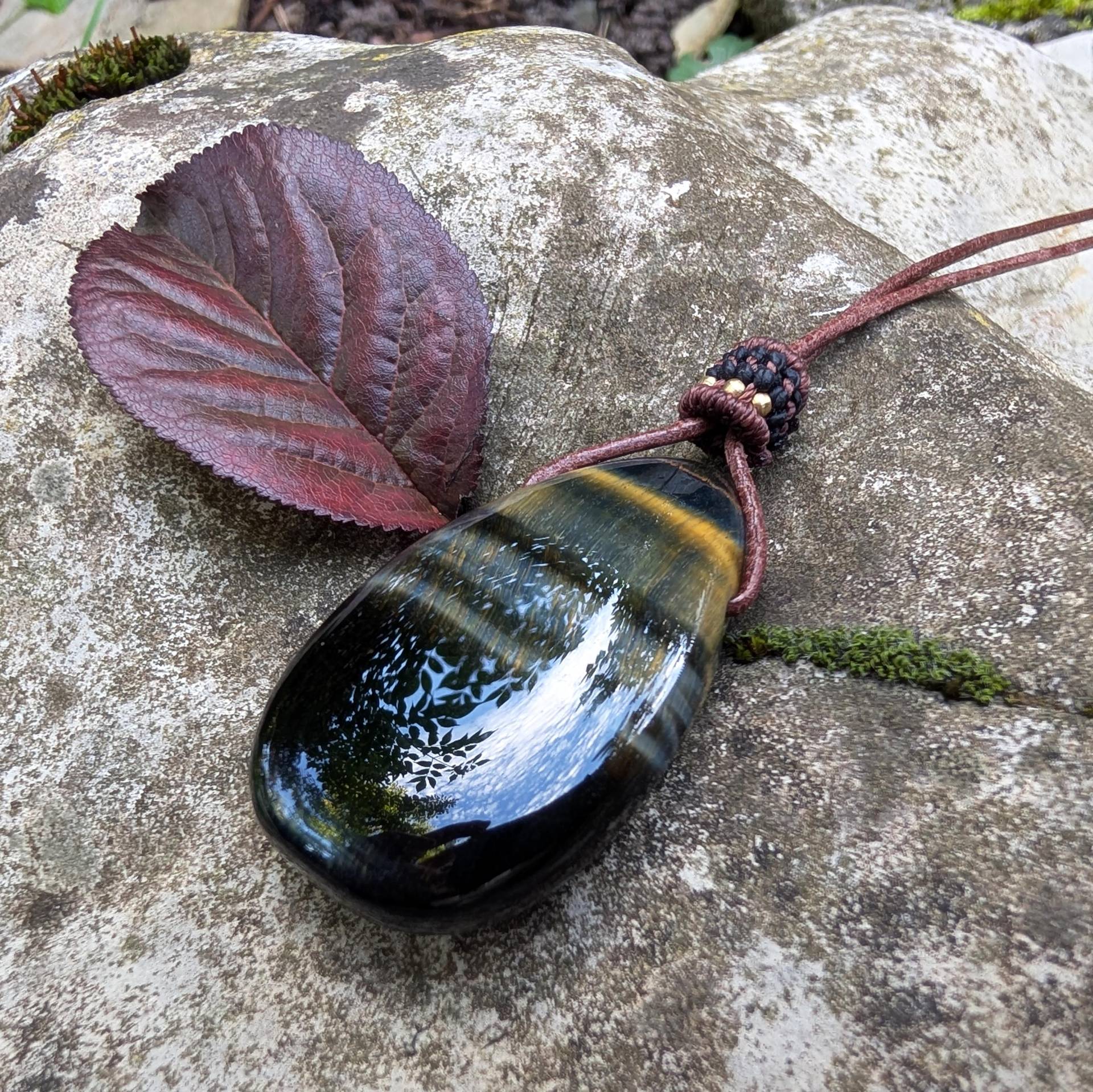 Falkenauge Anhänger Am Ziegenlederband - Handgemachte Edelstein Kette Mit Messingperlen, Boho Schmuck Unikat Falkenauge Anhänger Am Ziegenlederband - Handgemachte Edelstein Kette Mit Messingperlen, Boho Schmuck Unikat von NomiArtDE