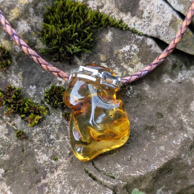 Handgeschmiedete Bernstein Kette Mit 925Er Silber - Naturbernstein Anhänger Auf Geflochtenem Lederband Edler Unikatschmuck Von Nomi-Art Handgeschmiedete Bernstein Kette Mit 925Er Silber - Naturbernstein Anhänger Auf Geflochtenem Lederband Edler Unikatschmuck Von Nomi-Art von NomiArtDE