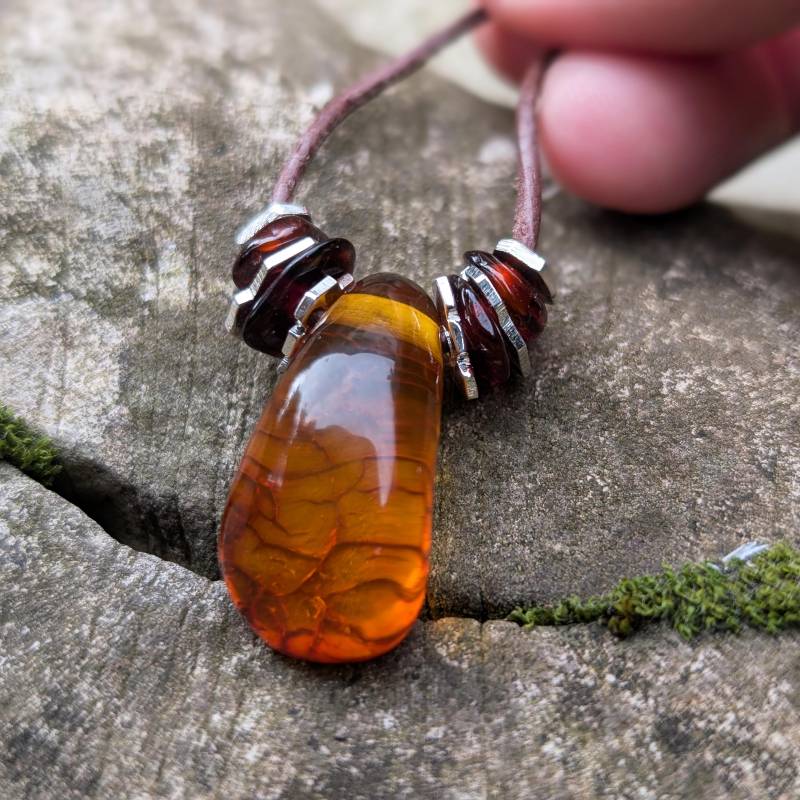 Handgeschmiedete Bernstein Kette Mit 925Er Silber - Naturbernstein Anhänger Auf Lederband Edler Unikatschmuck Handgeschmiedete Bernstein Kette Mit 925Er Silber - Naturbernstein Anhänger Auf Lederband Edler Unikatschmuck von NomiArtDE