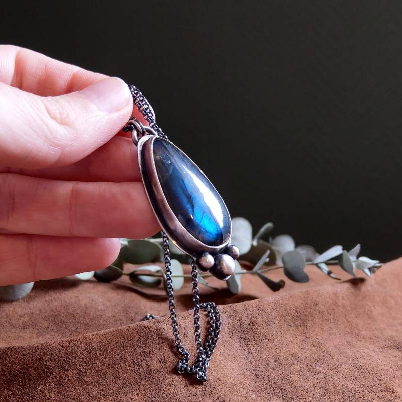 Handgeschmiedeter Anhänger Mit Blauem Labradorit - 925Er Silber | Unikat Optional Kette Handgeschmiedeter Anhänger Mit Blauem Labradorit - 925Er Silber | Unikat Optional Kette von NomiArtDE