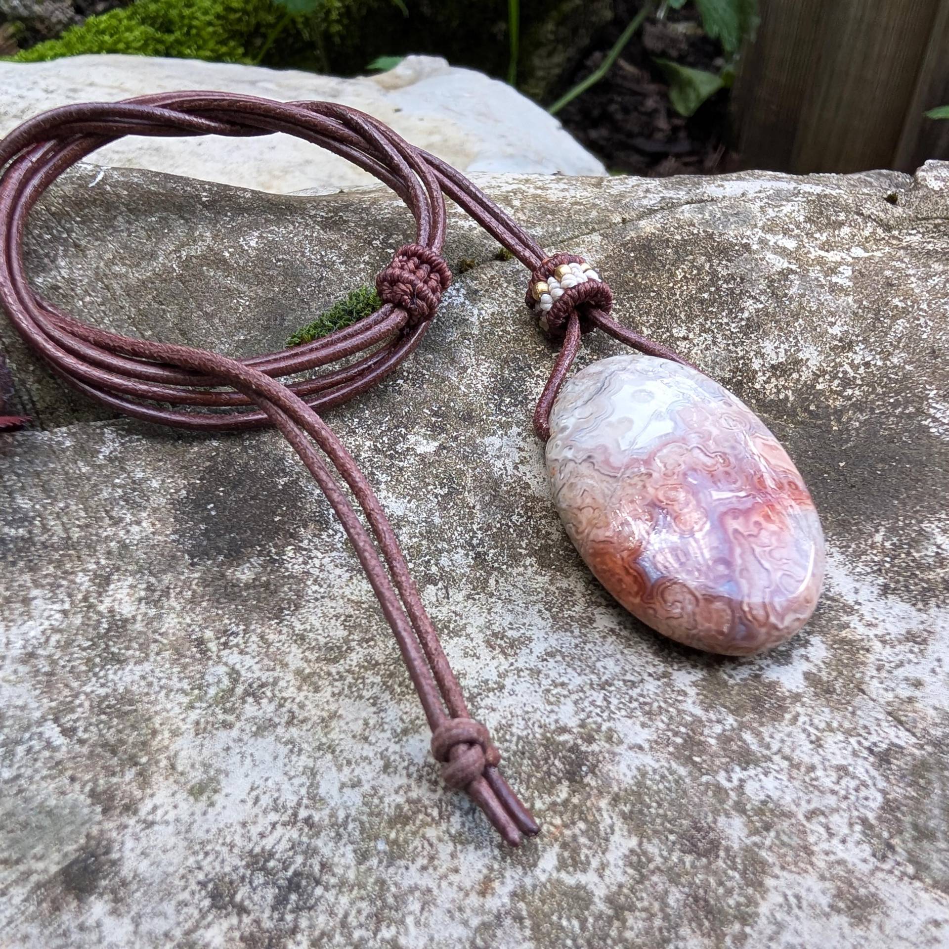 Lace Achat Anhänger Am Ziegenlederband - Handgemachte Edelstein Kette Mit Messingperlen, Boho Schmuck Unikat Lace Achat Anhänger Am Ziegenlederband - Handgemachte Edelstein Kette Mit Messingperlen, Boho Schmuck Unikat von NomiArtDE