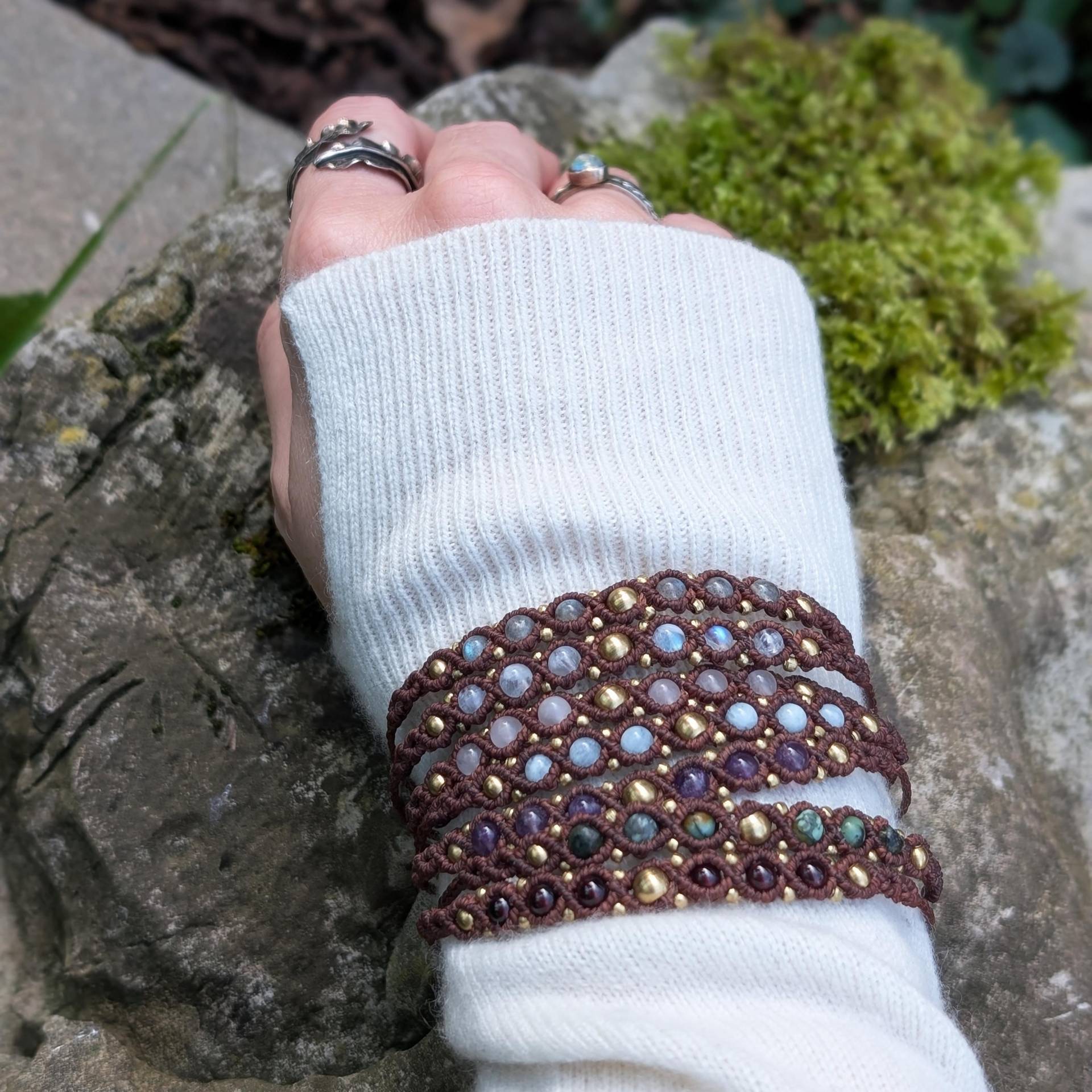 Makramee Freundschaftsarmband - Feines Armband Aus Braunem Garn Mit Edelstein & Messingperlen Handgemachter Boho Schmuck von NomiArtDE
