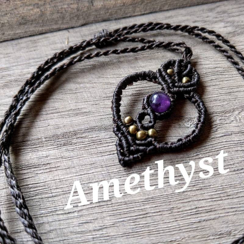 Makramee Kette Mit Edelstein & Messingperlen - Handgefertigter Boho-Schmuck von NomiArtDE