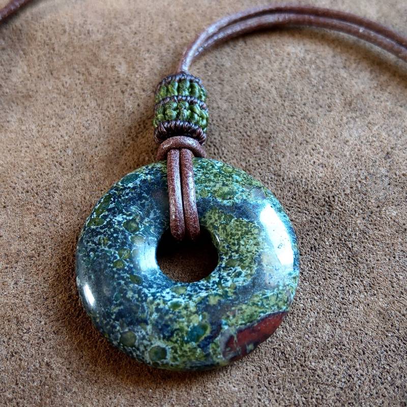 Makramee-Kette Mit Drachenblut-Jaspis - Lederband & Edelstein | Verstellbar Handgemacht Makramee-Kette Mit Drachenblut-Jaspis - Lederband & Edelstein | Verstellbar Handgemacht von NomiArtDE