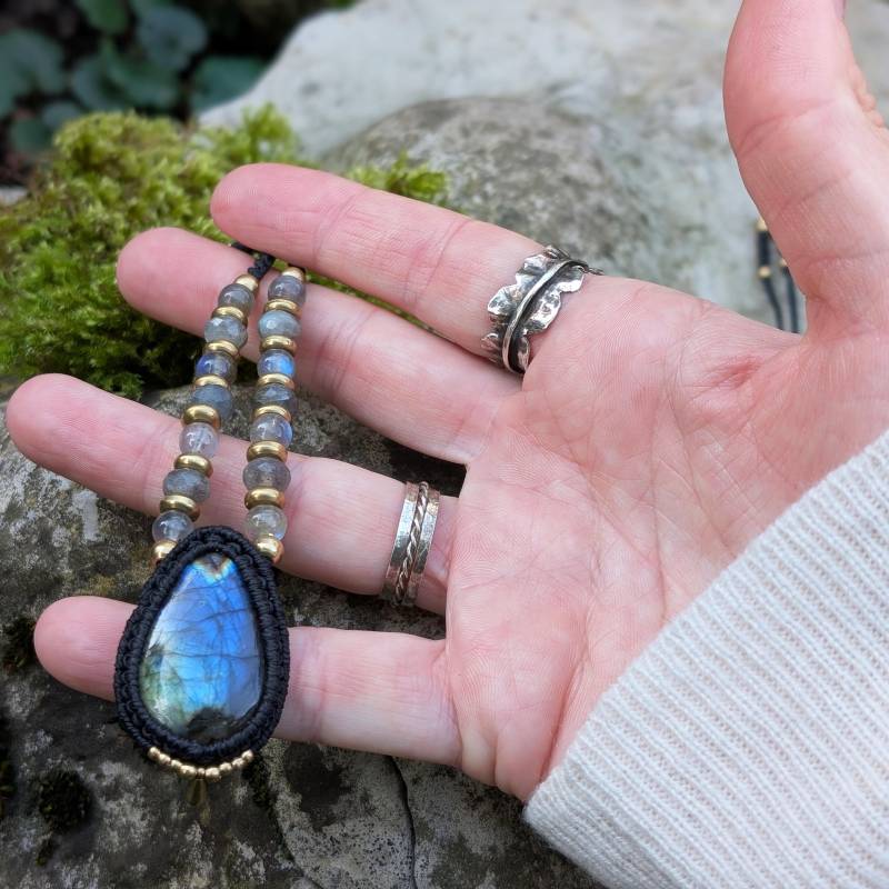 Makramee Kette Mit Labradorit - Handgefertigte Halskette Aus Schwarzem Garn Schimmerndem Edelstein Und Messingperlen Unikat Makramee Kette Mit Labradorit - Handgefertigte Halskette Aus Schwarzem Garn Schimmerndem Edelstein Und Messingperlen Unikat von NomiArtDE