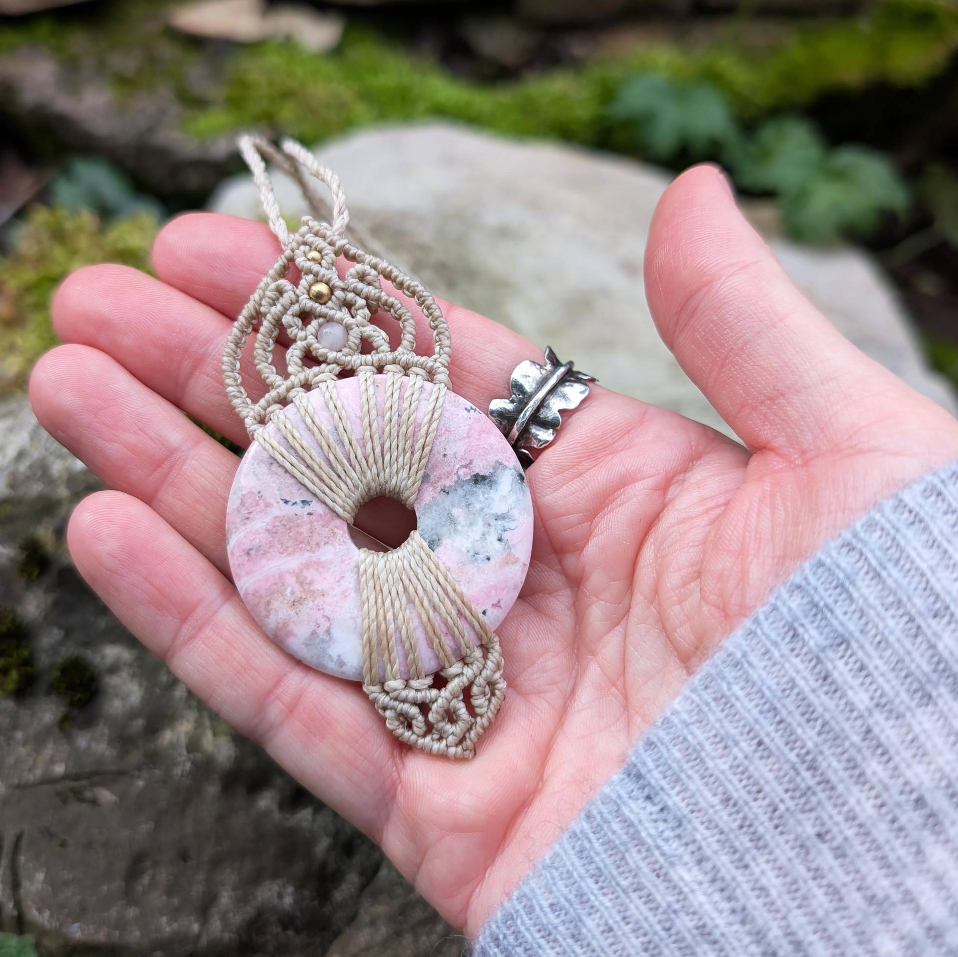 Makramee Kette Mit Rhodonit Donut - Handgefertigter Edelsteinanhänger, Boho Schmuck, Unikat Geschenk Makramee Kette Mit Rhodonit Donut - Handgefertigter Edelsteinanhänger, Boho Schmuck, Unikat Geschenk von NomiArtDE