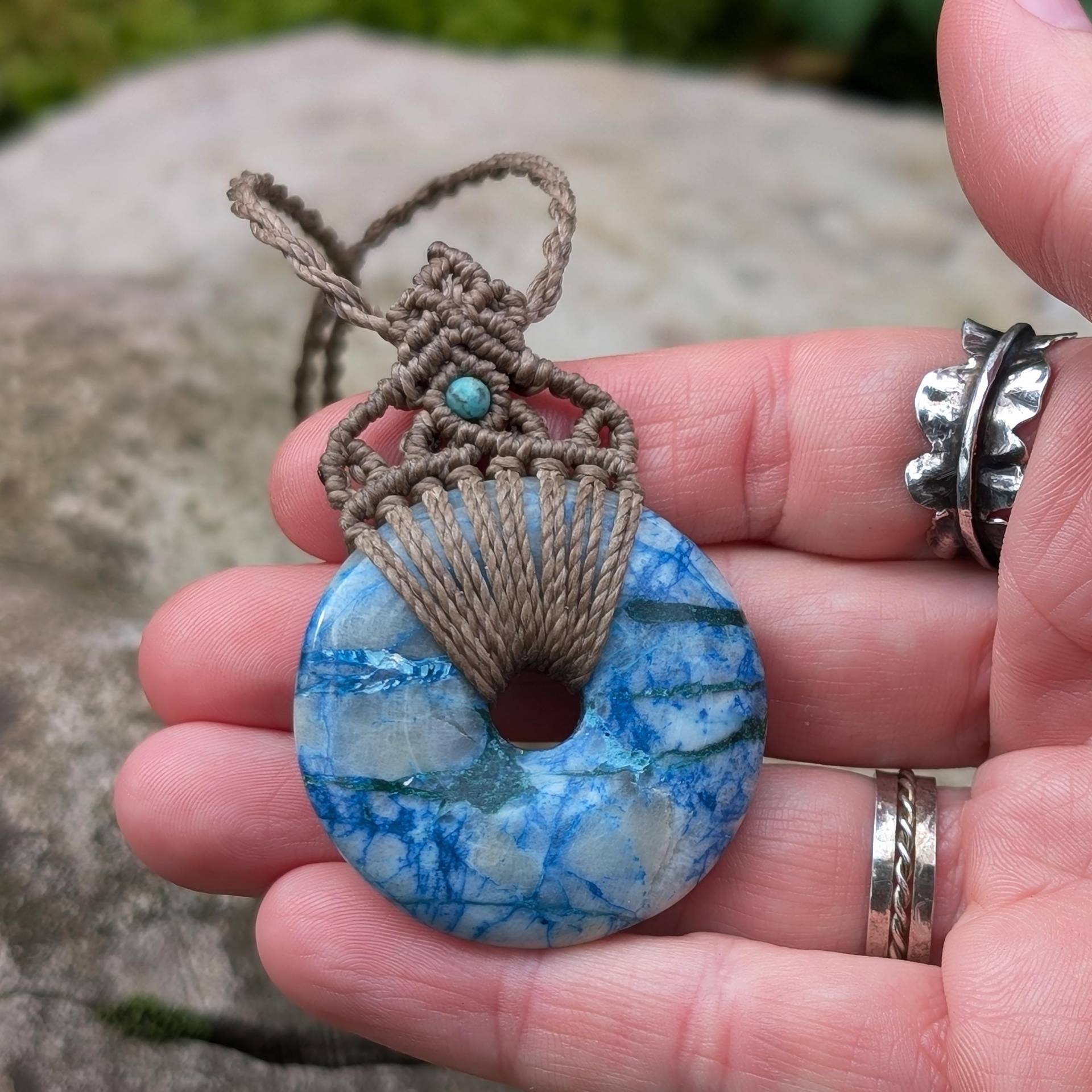 Makramee Kette Mit Shattuckit Donut - Handgefertigter Edelstein Anhänger, Boho Schmuck, Unikat, Geschenk Makramee Kette Mit Shattuckit Donut - Handgefertigter Edelstein Anhänger, Boho Schmuck, Unikat, Geschenk von NomiArtDE