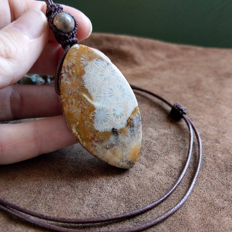 Makramee Kette Versteinerte Koralle Unikat Edelsteinanhänger Lederband Handgemacht Naturstein Schmuck Unisex von NomiArtDE