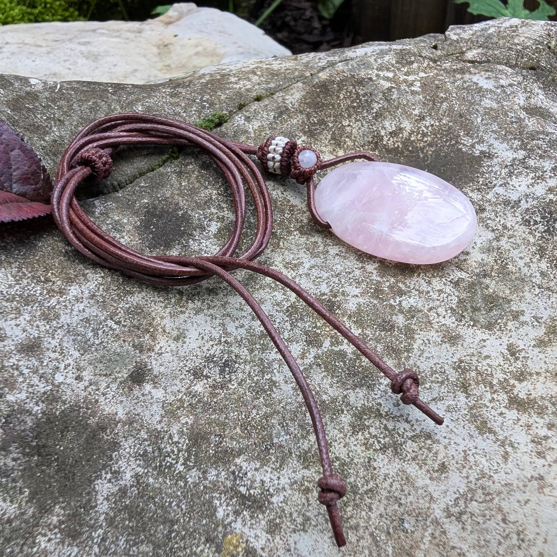 Rosenquarz Anhänger Am Ziegenlederband - Handgemachte Edelstein Kette, Boho Schmuck Mit Rosenquarzperle, Geschenk Der Liebe Rosenquarz Anhänger Am Ziegenlederband - Handgemachte Edelstein Kette, Boho Schmuck Mit Rosenquarzperle, Geschenk Der Liebe von NomiArtDE