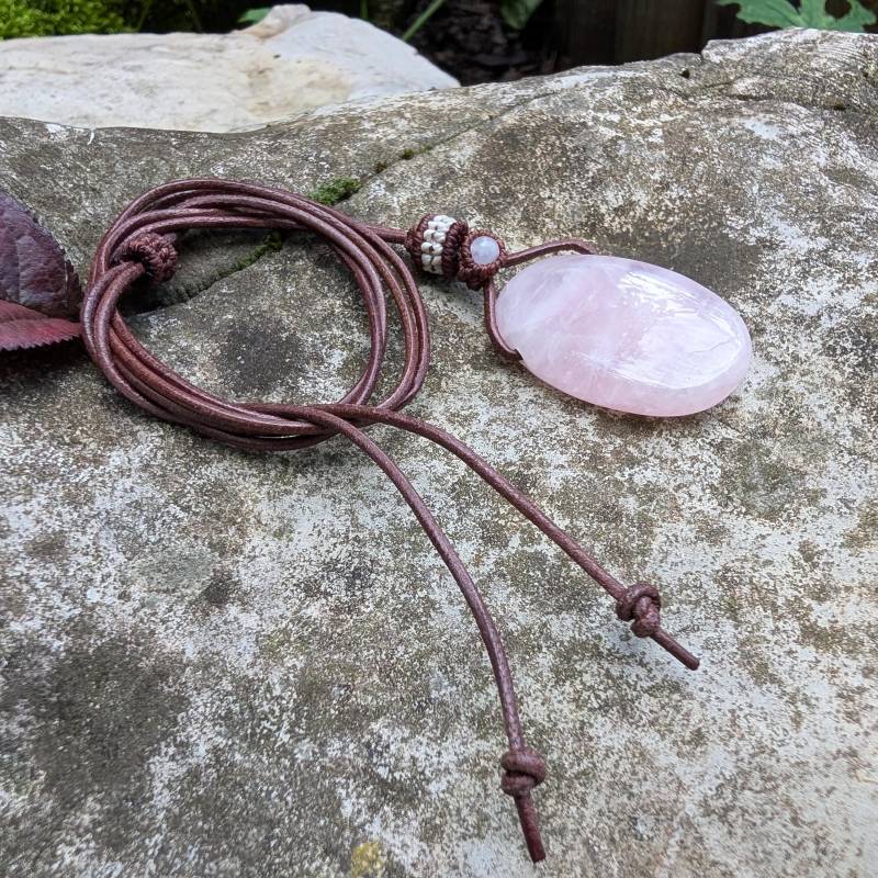 Rosenquarz Anhänger Am Ziegenlederband - Handgemachte Edelstein Kette, Boho Schmuck Mit Rosenquarzperle, Geschenk Der Liebe Rosenquarz Anhänger Am Ziegenlederband - Handgemachte Edelstein Kette, Boho Schmuck Mit Rosenquarzperle, Geschenk Der Liebe von NomiArtDE