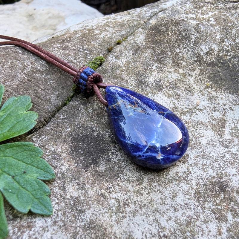 Sodalith Anhänger Kette - Handgemacht Mit Ziegenlederband | Naturschmuck Von Nomi-Art Sodalith Anhänger Kette - Handgemacht Mit Ziegenlederband | Naturschmuck Von Nomi-Art von NomiArtDE