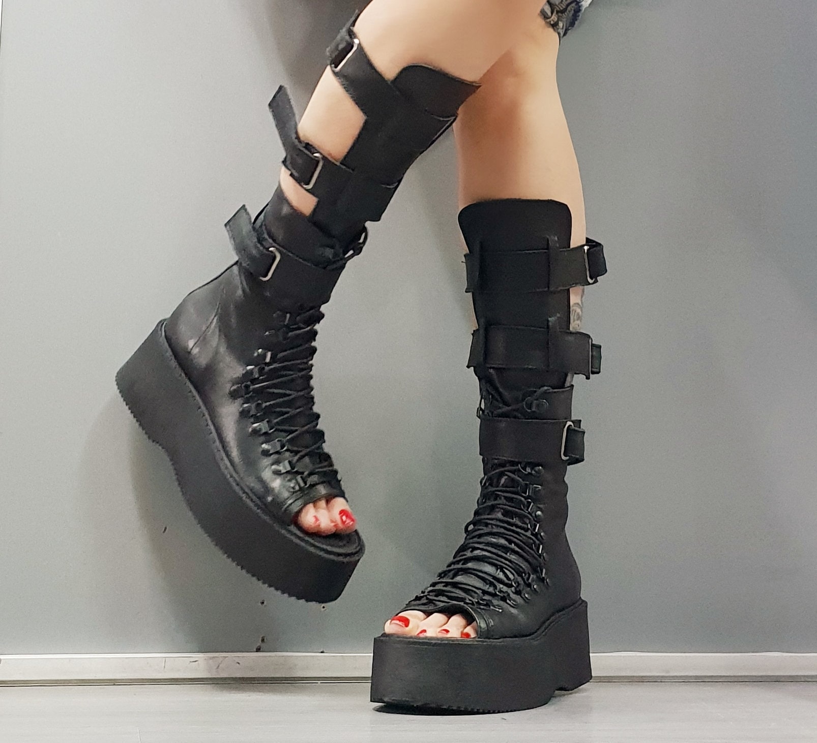 Extravagante Plateau Sandalen, Leder Gladiator Sandalen, Sommer Stiefel, Gothic Sandalen, Lederkeil, Springerstiefel, Nicht Dem Standarddesign Extravagante Plateau Sandalen, Leder Gladiator Sandalen, Sommer Stiefel, Gothic Sandalen, Lederkeil, Springerstiefel, Nicht Dem Standarddesign von NonStandardDesign