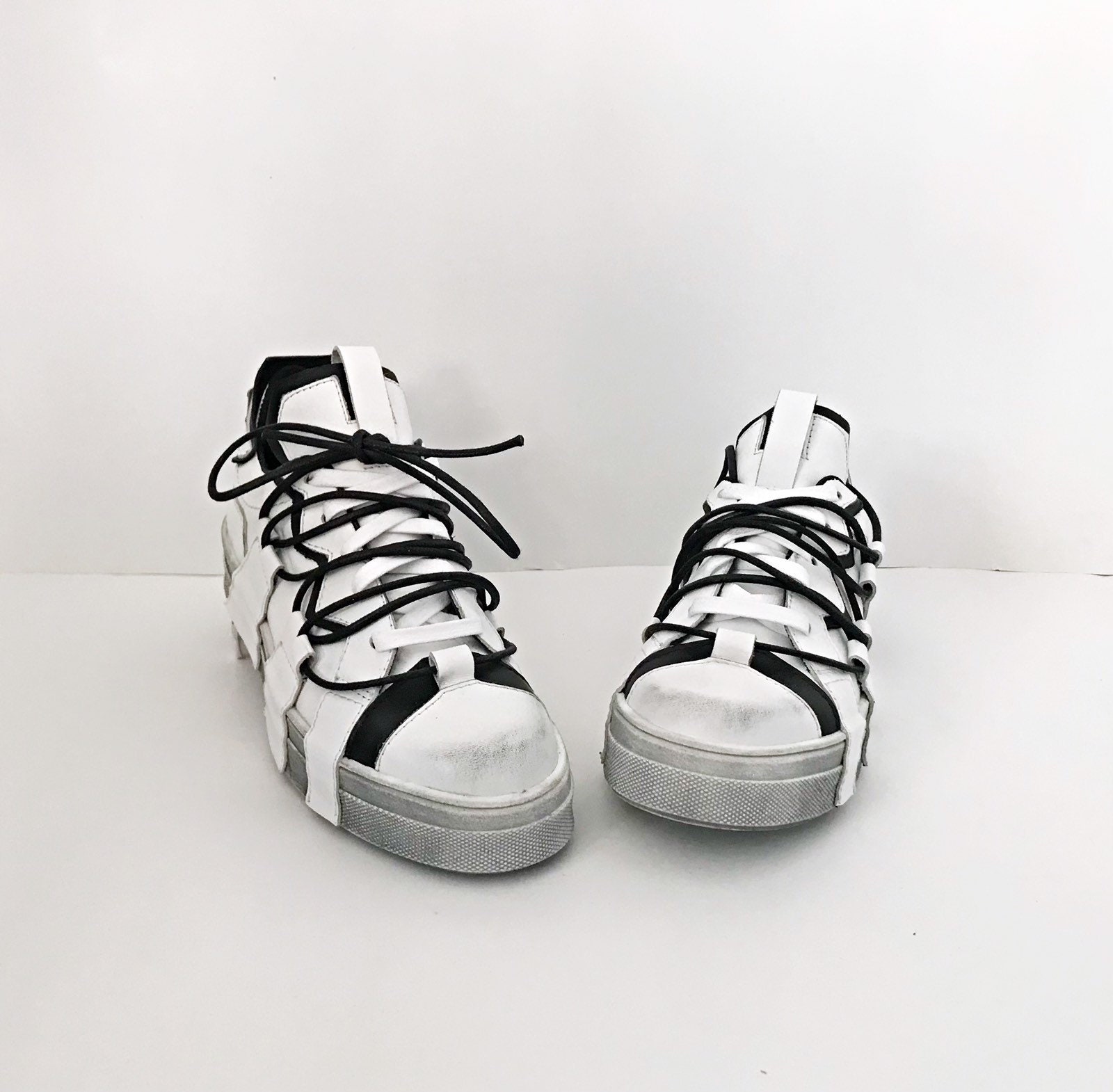 Extravagante Schuhe, Echte Damen Sneaker, Bequeme Lässige Avantgarde Grunge Sneakers, Weiße Leder Sneakers von NonStandardDesign